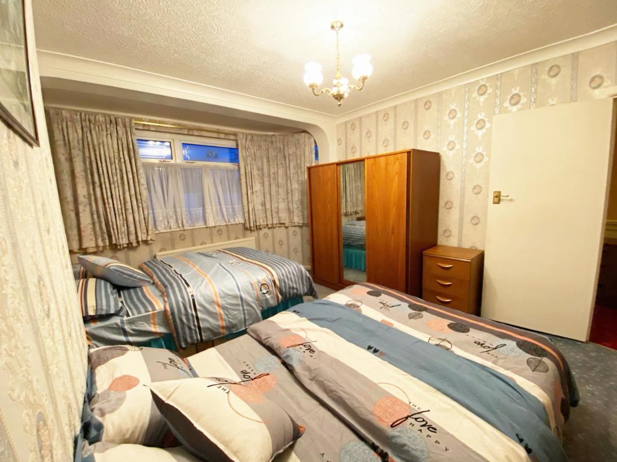Holiday home Barking House Sleeps 12 - Parking - Train Tube - Airport *