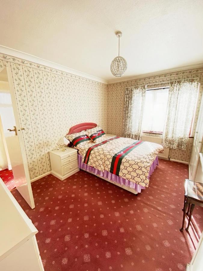 Barking House Sleeps 12 - Parking - Train Tube - Airport