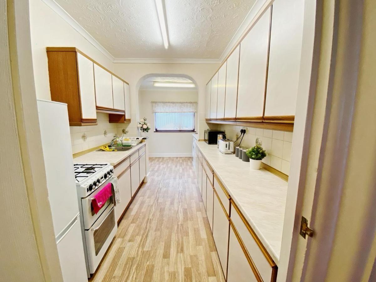 Barking House Sleeps 12 - Parking - Train Tube - Airport * London