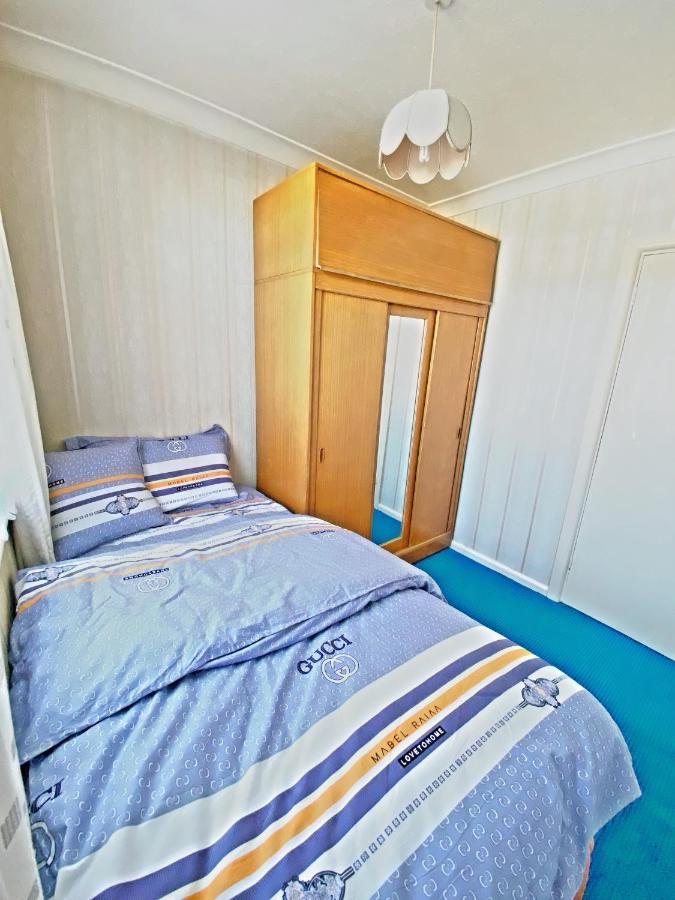 Barking House Sleeps 12 - Parking - Train Tube - Airport * London