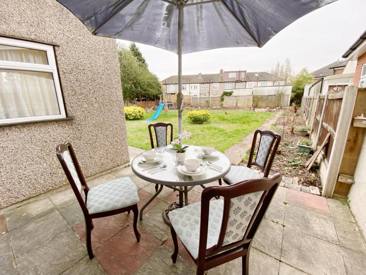Barking House Sleeps 12 - Parking - Train Tube - Airport Holiday home London