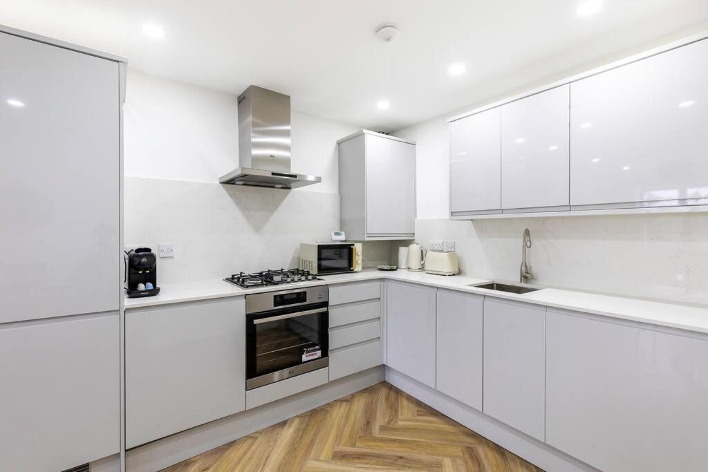 4bed 11 Occupancy Large Flat Elizabeth Line West Flat Free Parking Apartamento