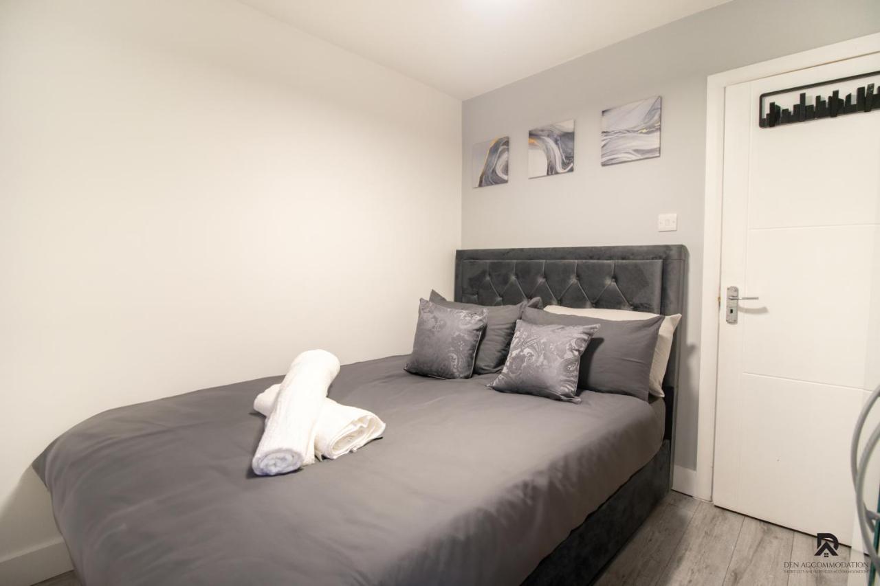 Newly Launched Two Bedroom By Den Short Lets & Serviced With Garden Leilighet London