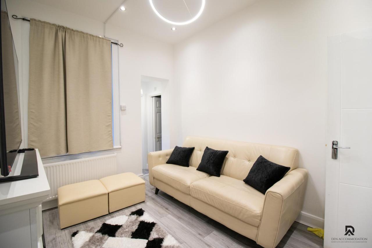 Leilighet Newly Launched Two Bedroom By Den Short Lets & Serviced With Garden