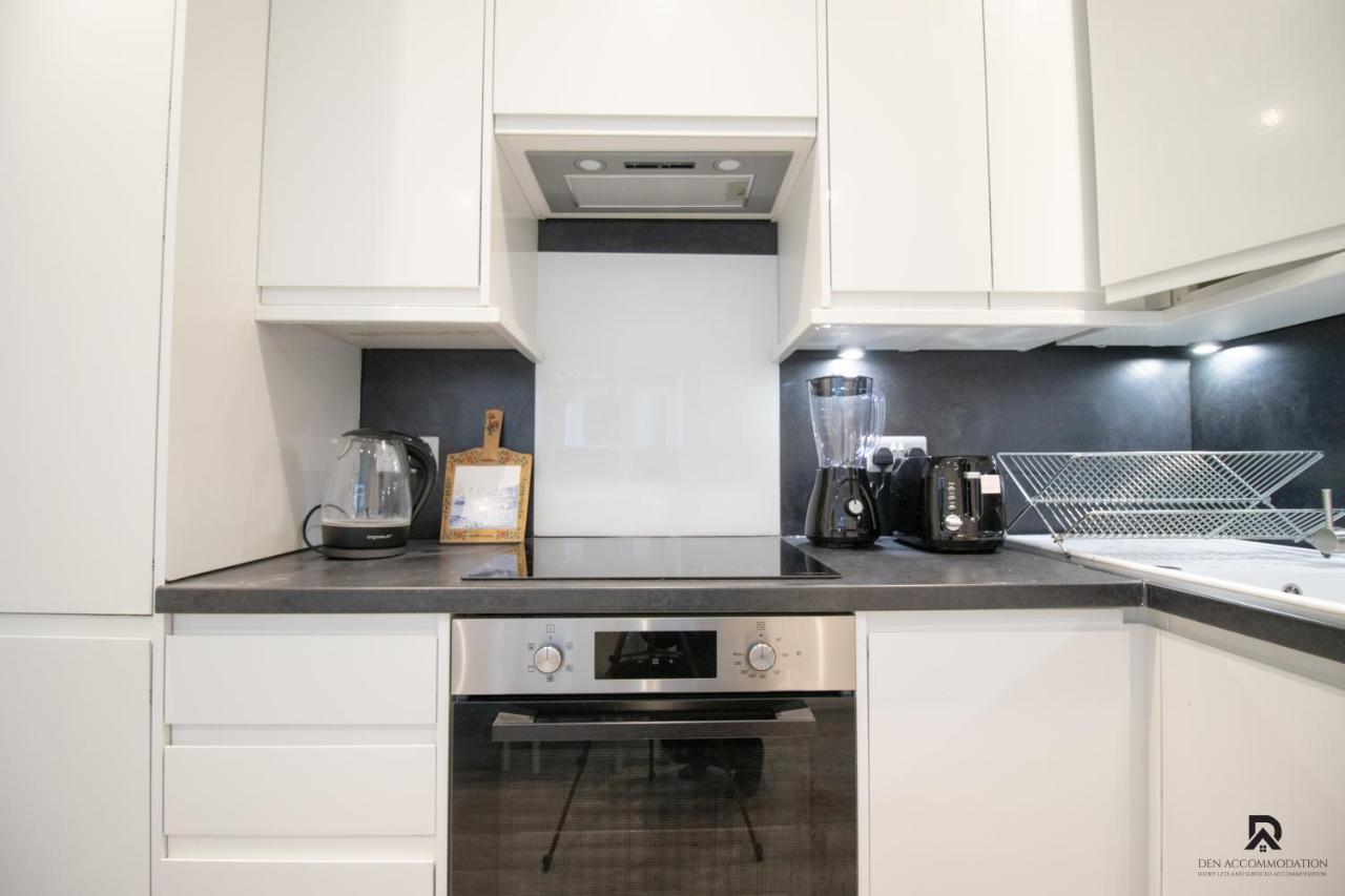 Newly Launched Two Bedroom By Den Short Lets & Serviced With Garden Leilighet *