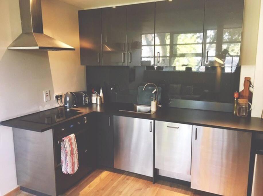 Art Deco One-bed Entire Flat In Apartment *