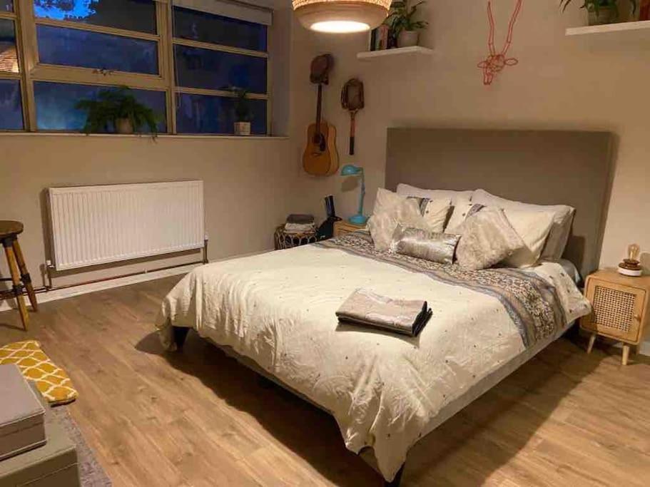 Art Deco One-bed Entire Flat In Apartment