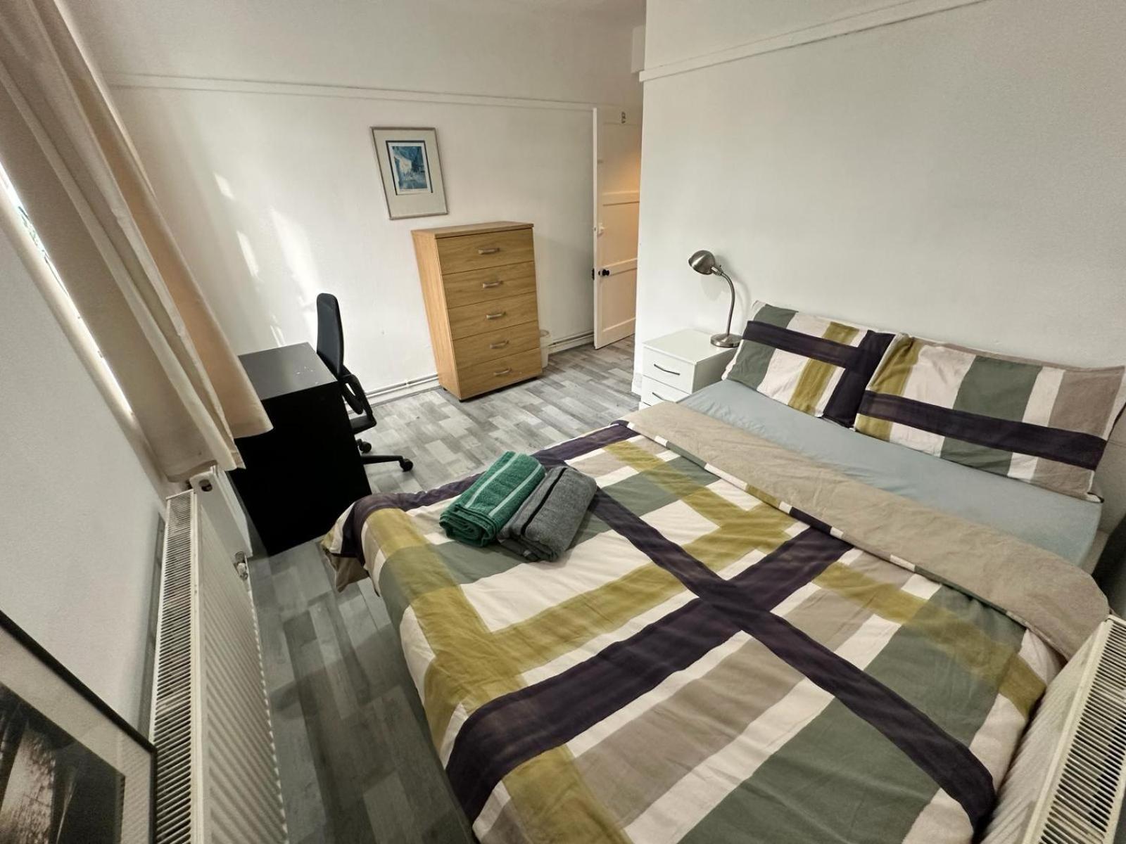 Aldgate East R2 Guest house *