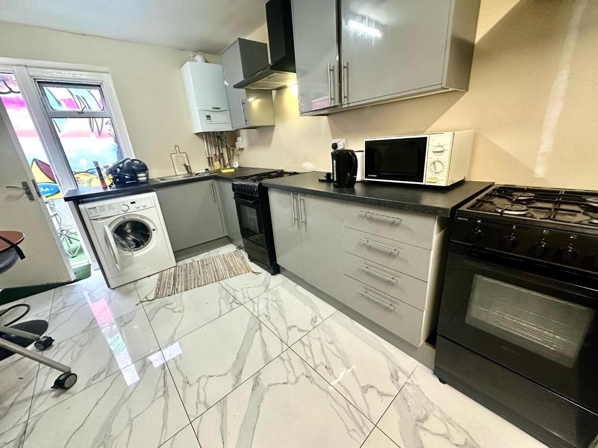 Private In Trendy East Guest house