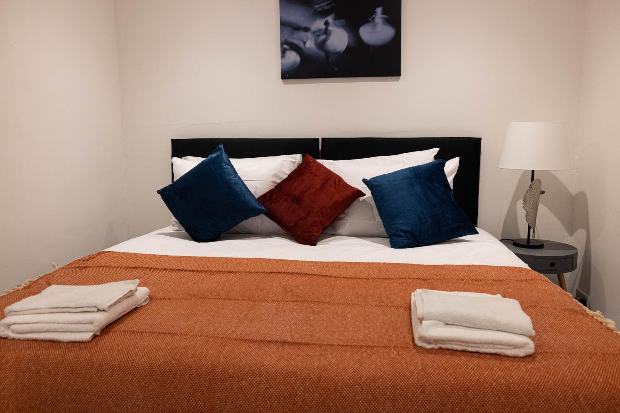 3bed -city-8guests-freeparking-fastwifi London