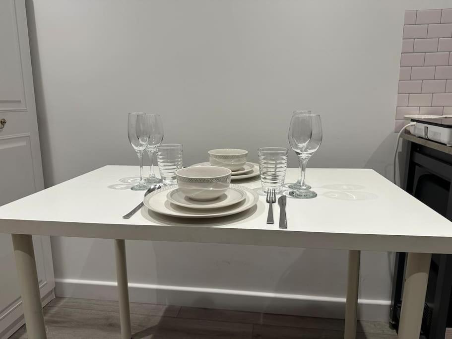Spacious En-suite Private Bath And Kitchen Studio Flat Canary Wharf No 3 Londen
