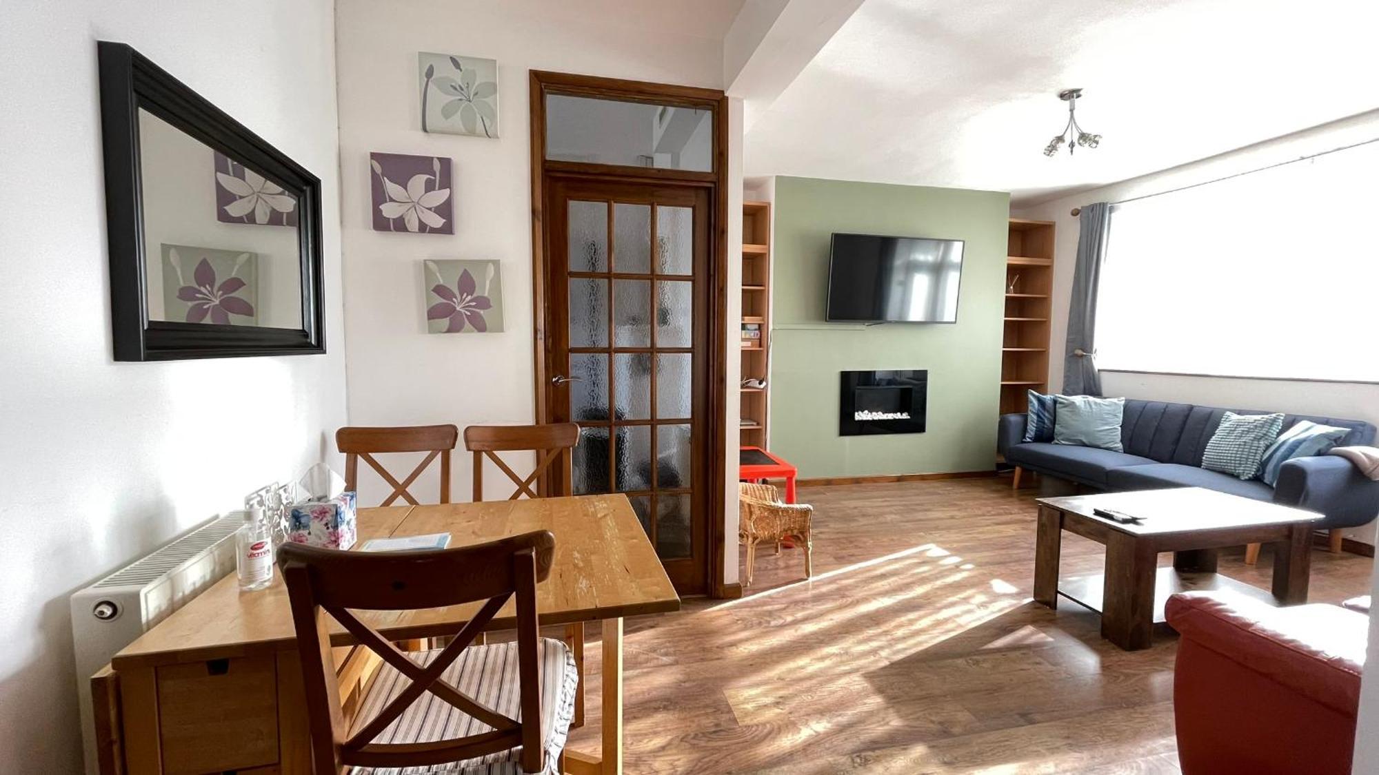 2 Bedrooms 2 Stations * London