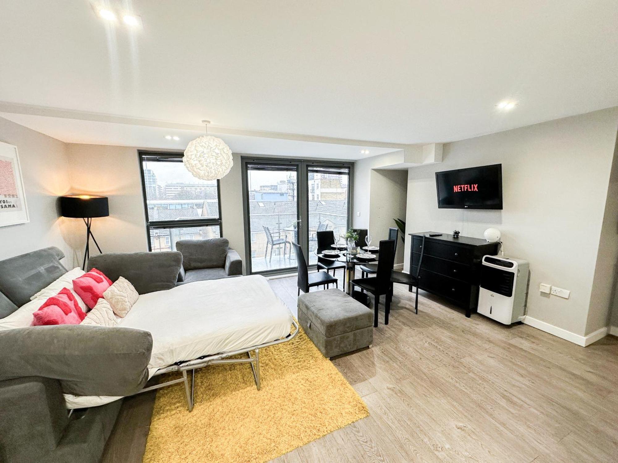 Contemporary With Private Terraces In Shoreditch, Hoxton, Islington Apartment