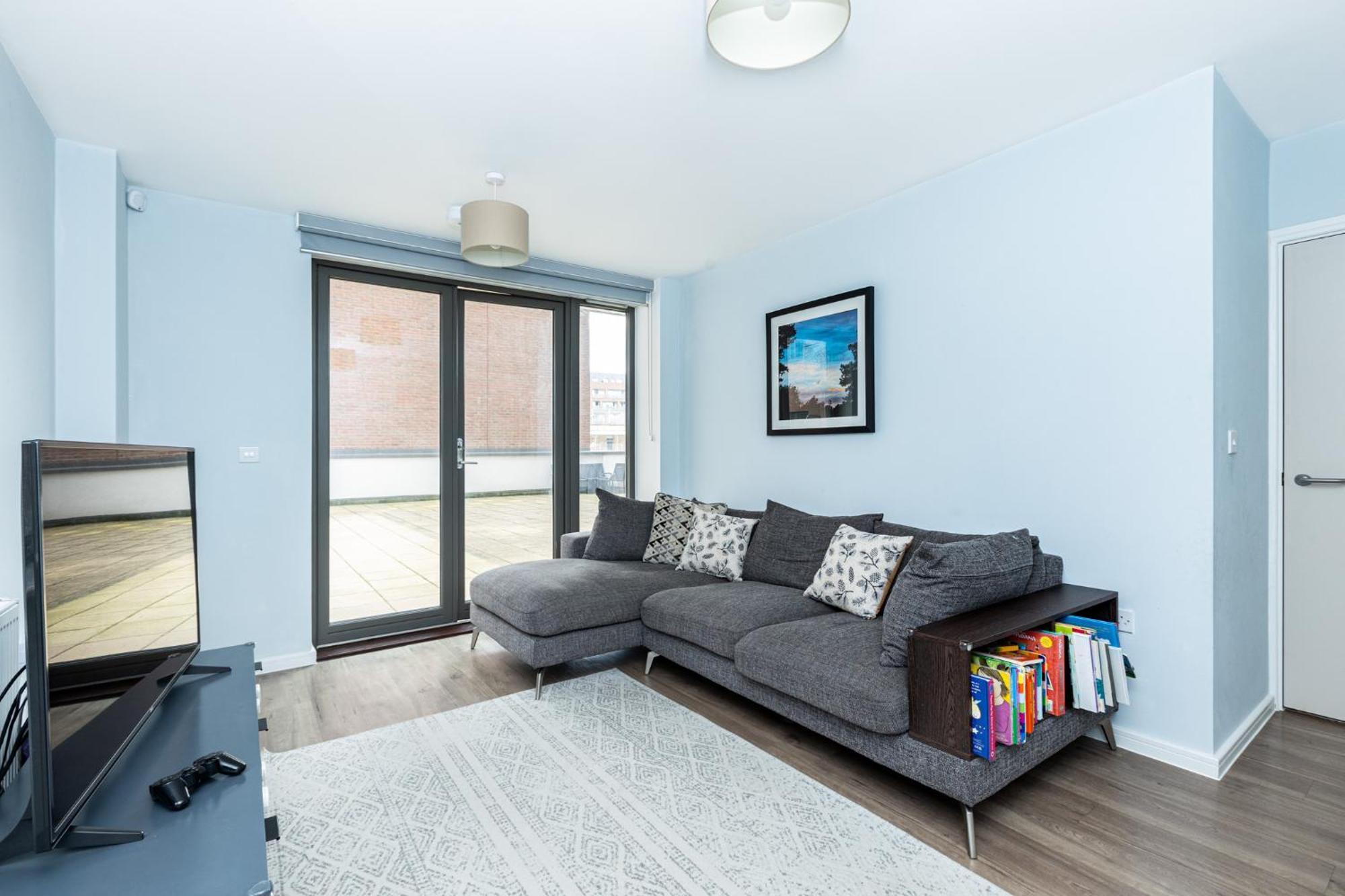 Apartment Modern 2br Wpatio & Free Parking, Canning Town London