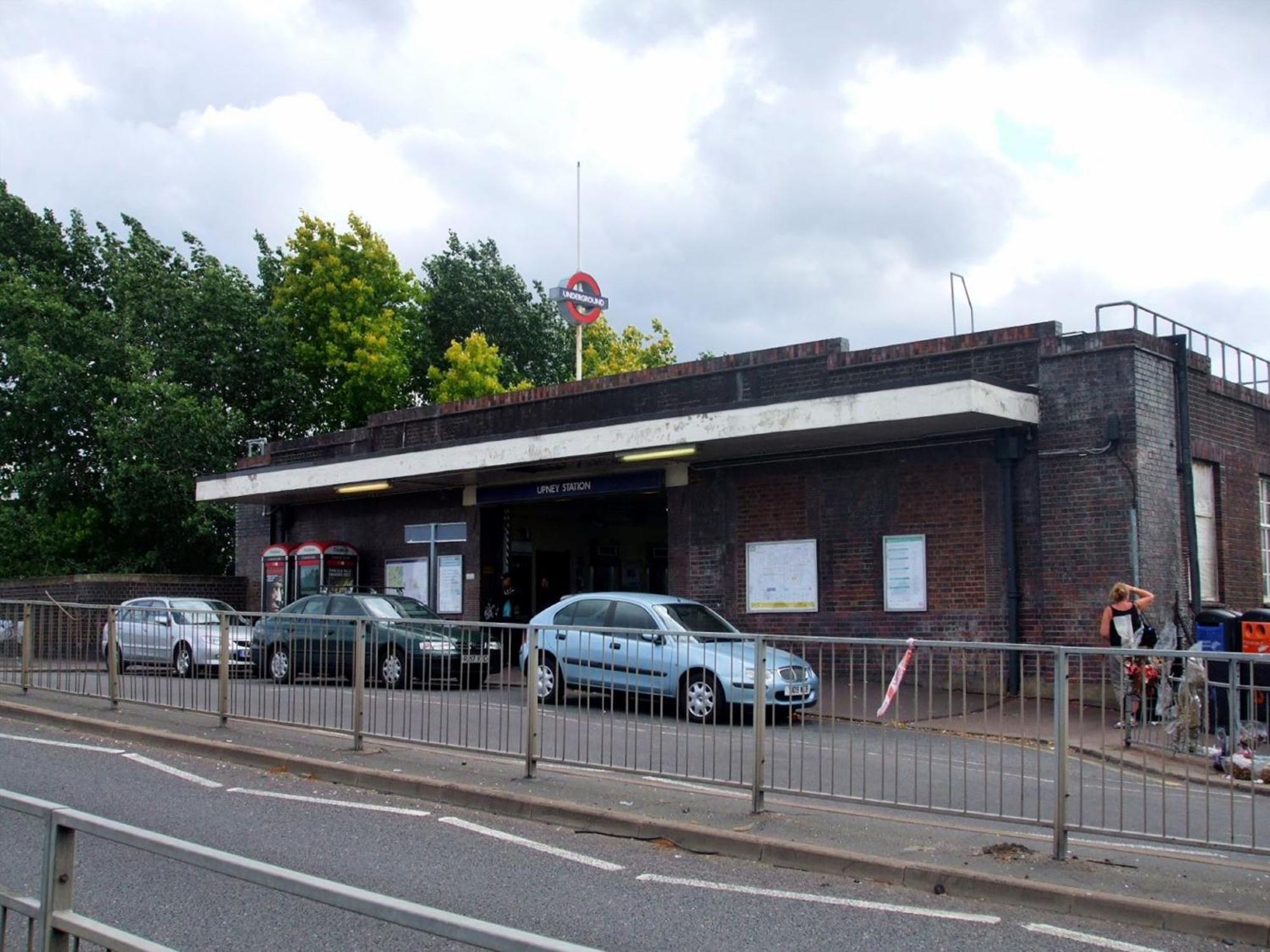Barking House Sleeps 12 - Parking - Train Tube - Airport Holiday home *