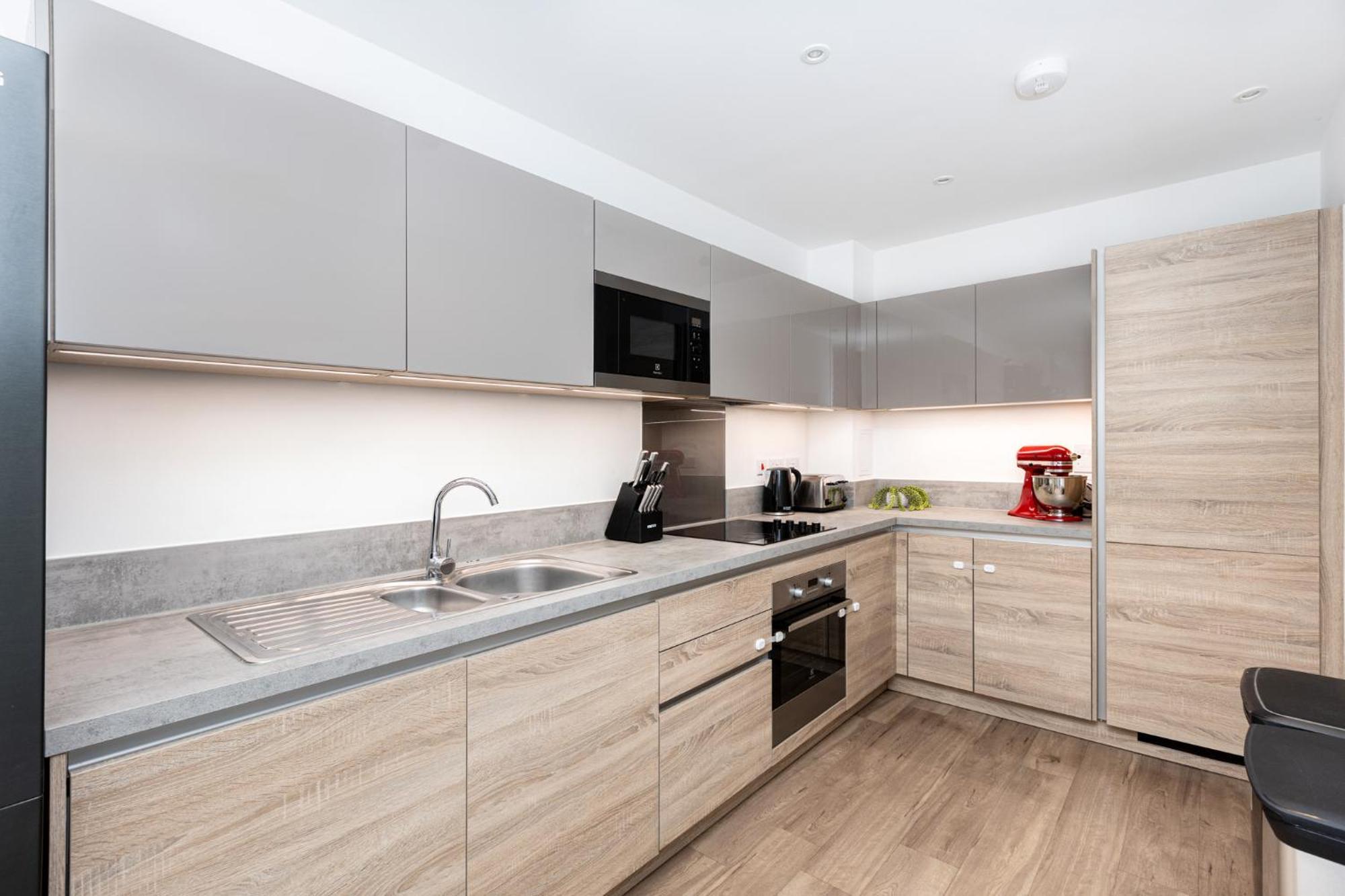 Apartment Modern 2br Wpatio & Free Parking, Canning Town London