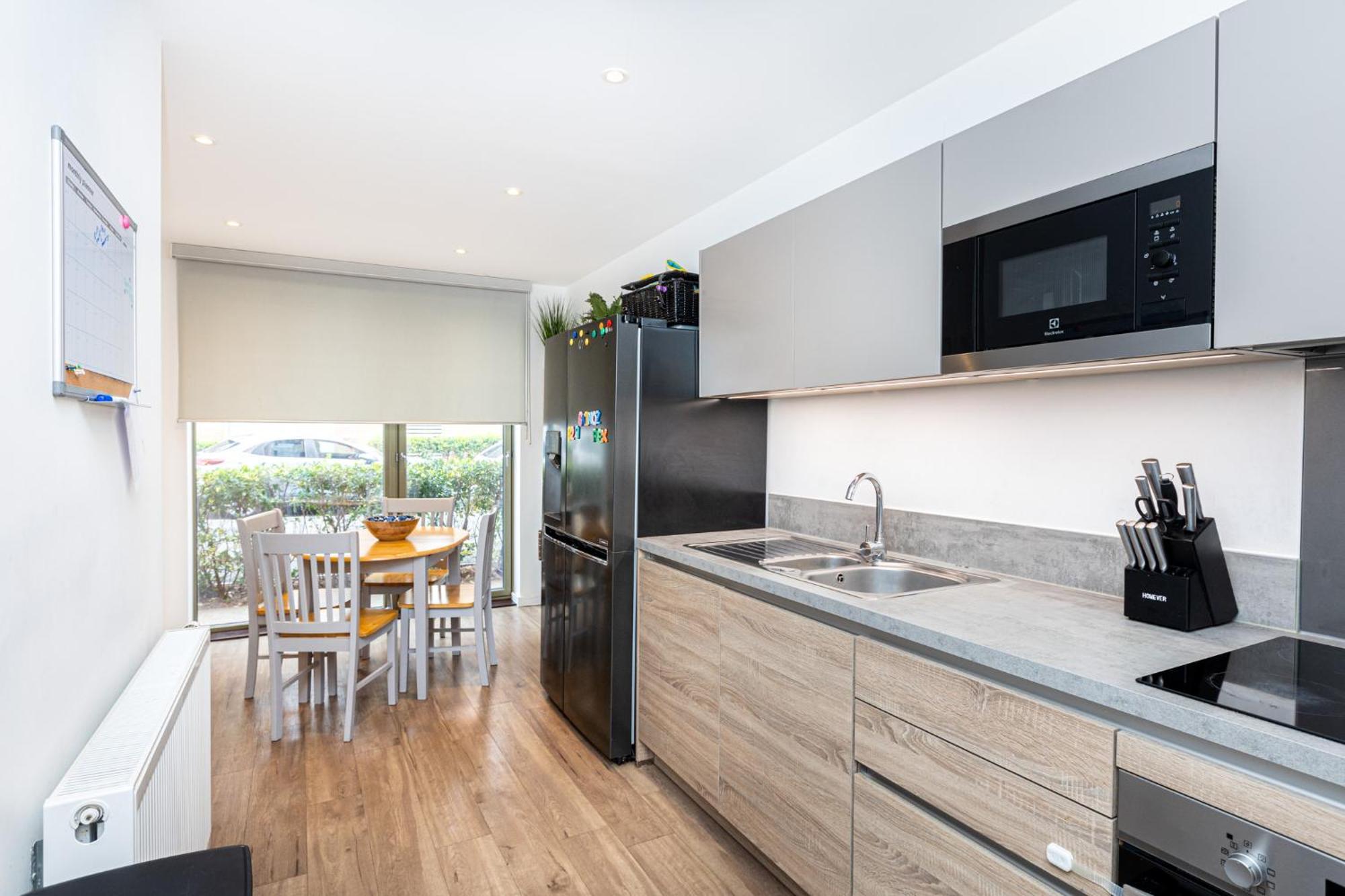 Modern 2br Wpatio & Free Parking, Canning Town Apartment