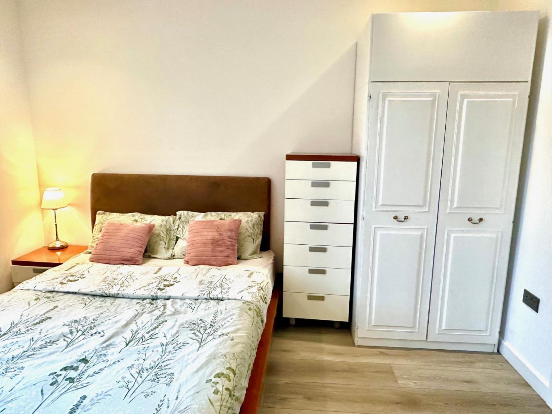 Spacious En-suite Private Bath And Kitchen Studio Flat Canary Wharf No 3 Appartement Londen