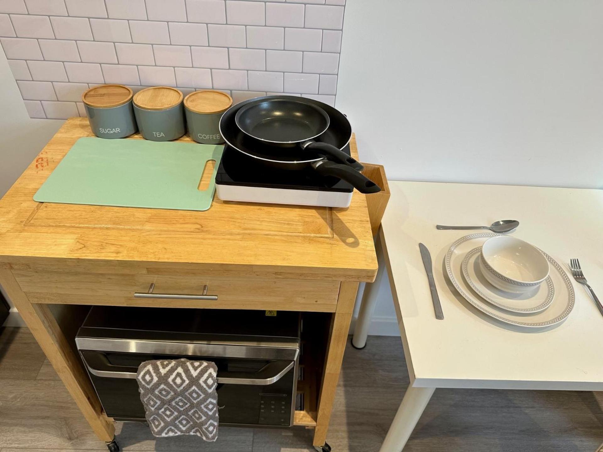 Spacious En-suite Private Bath And Kitchen Studio Flat Canary Wharf No 3 Londen