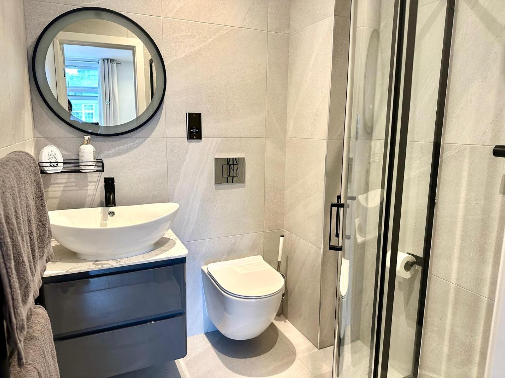 Spacious En-suite Private Bath And Kitchen Studio Flat Canary Wharf No 3 Londen