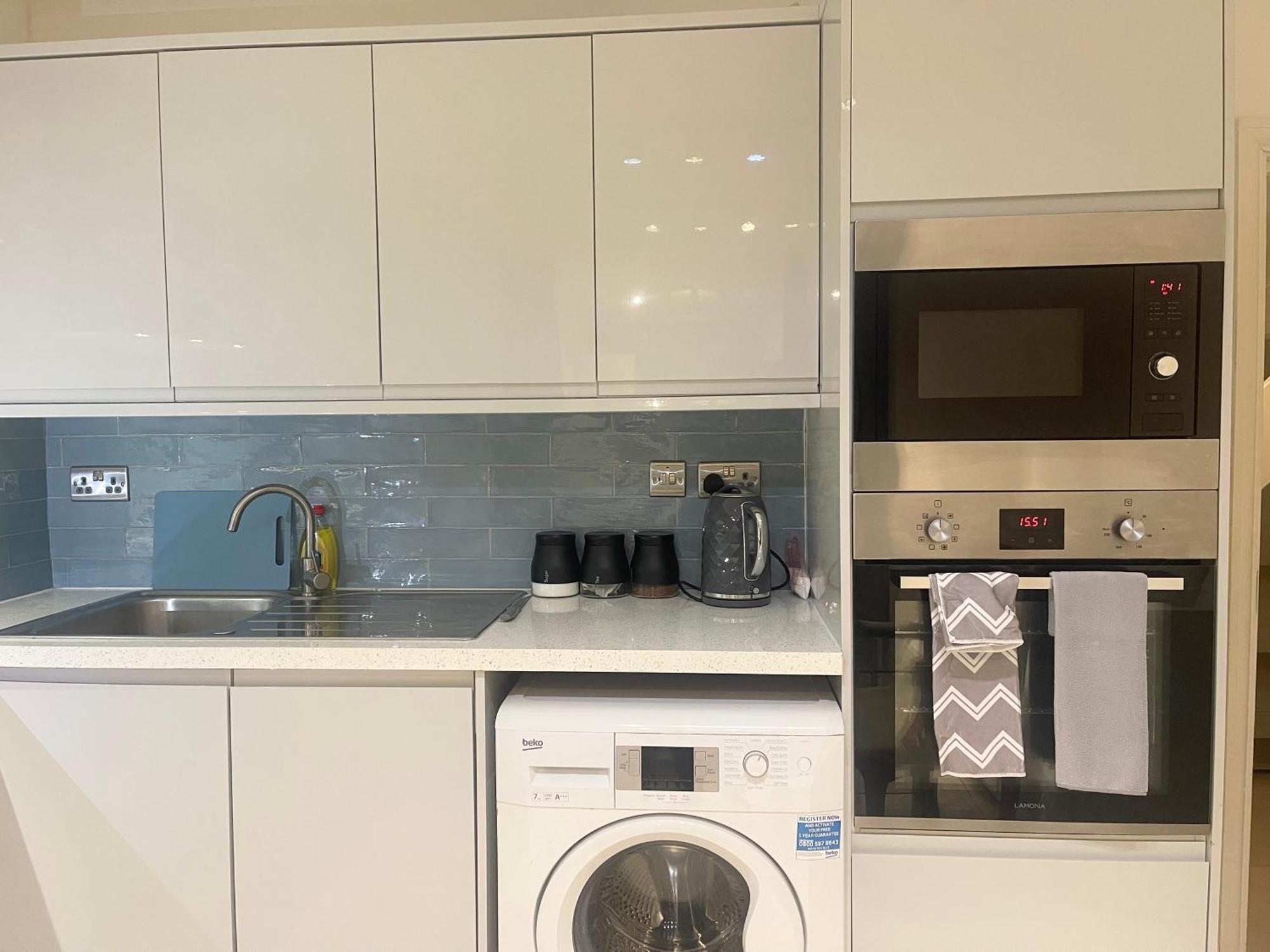 Apartment Large Studio With Extra Sofa Bed And Private Bath Plus Kitchen Canary Wharf 1 London