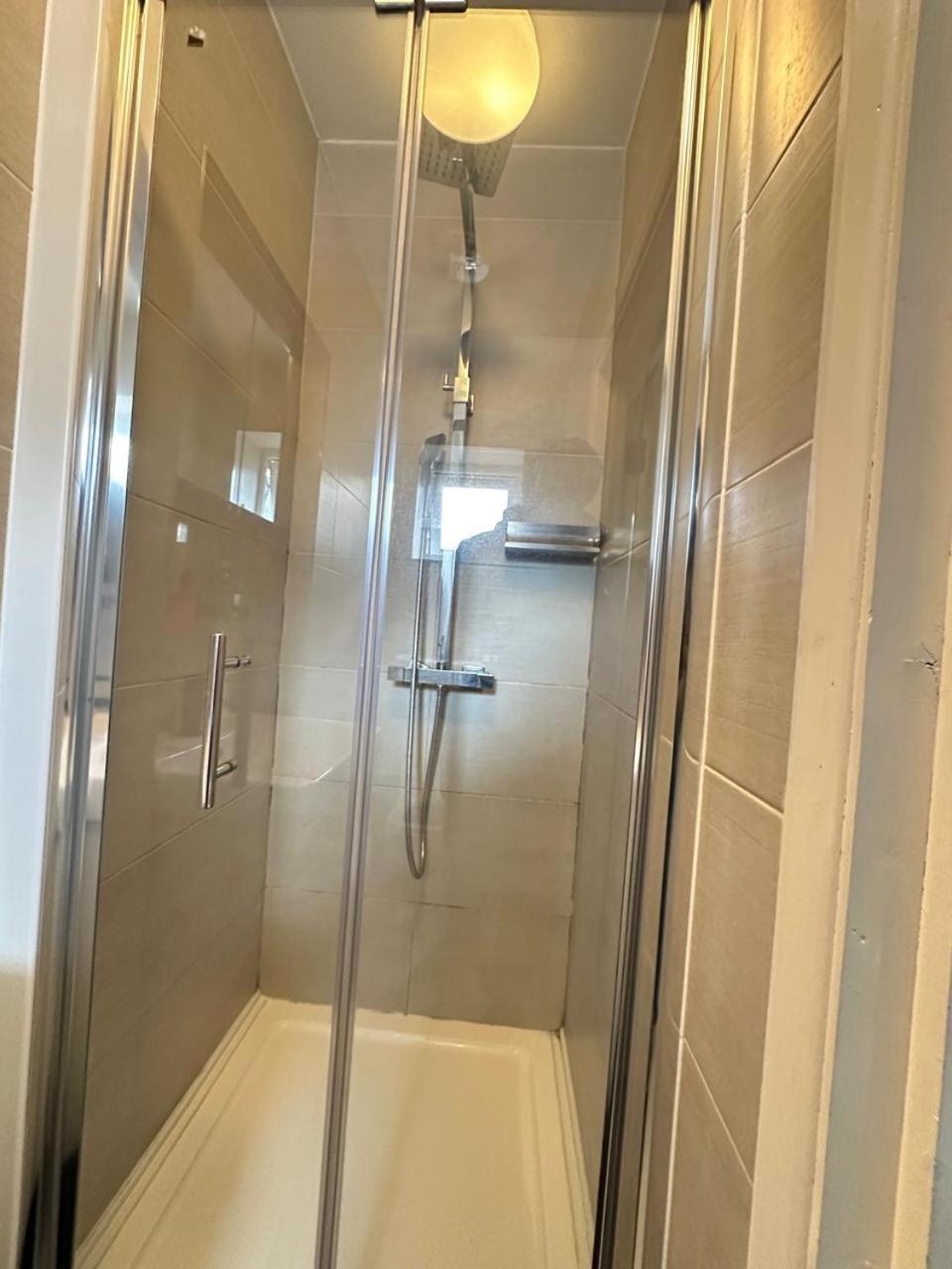 Large Studio With Extra Sofa Bed And Private Bath Plus Kitchen Canary Wharf 1 Apartment