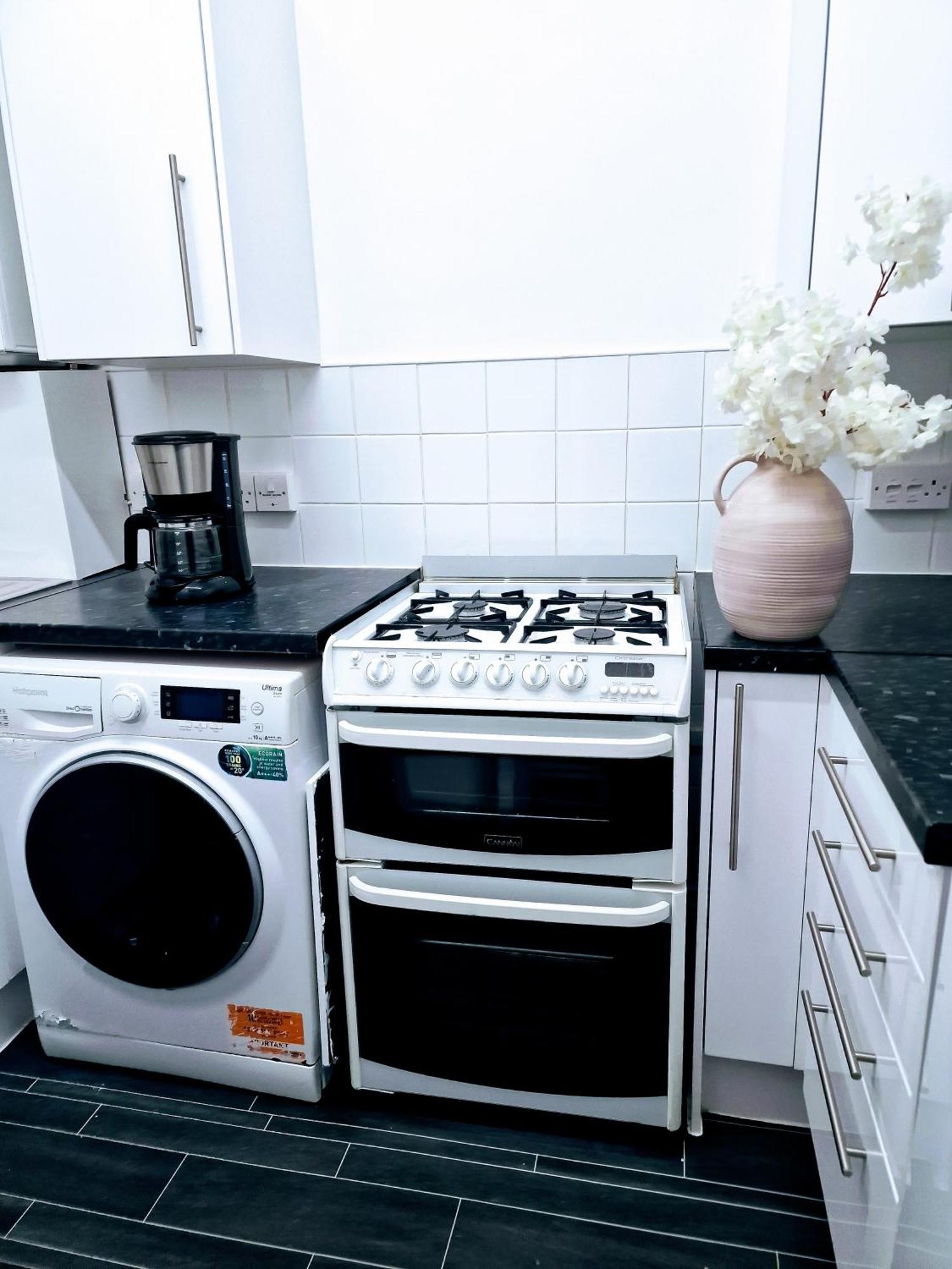 1 Bedroom Flat Apartment *