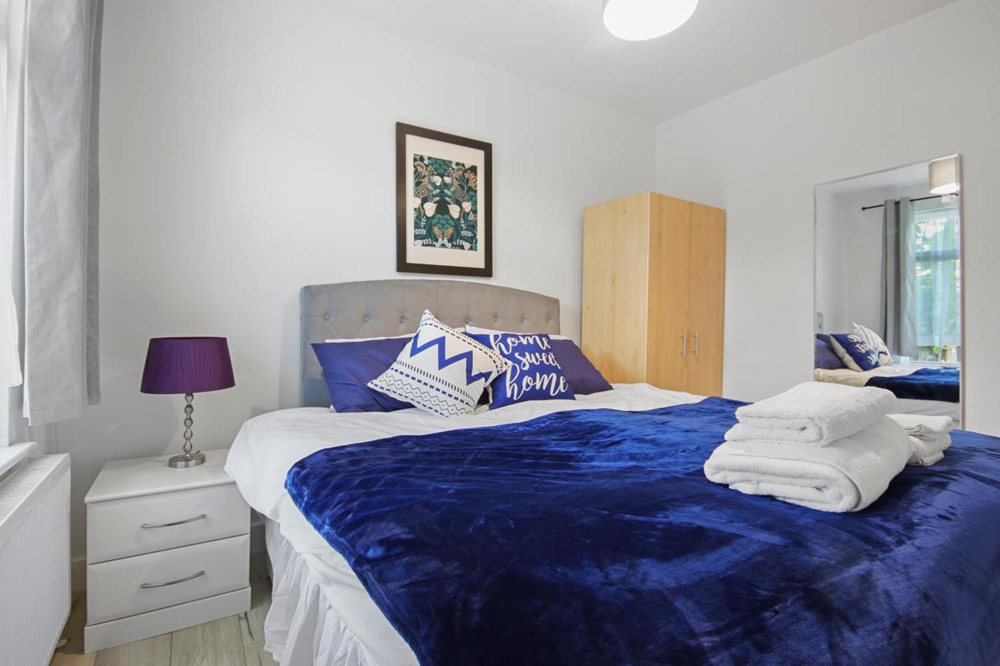 Modern 2 Bed East By Rebby Sleeps 5 Near Canning Town Station * Londen