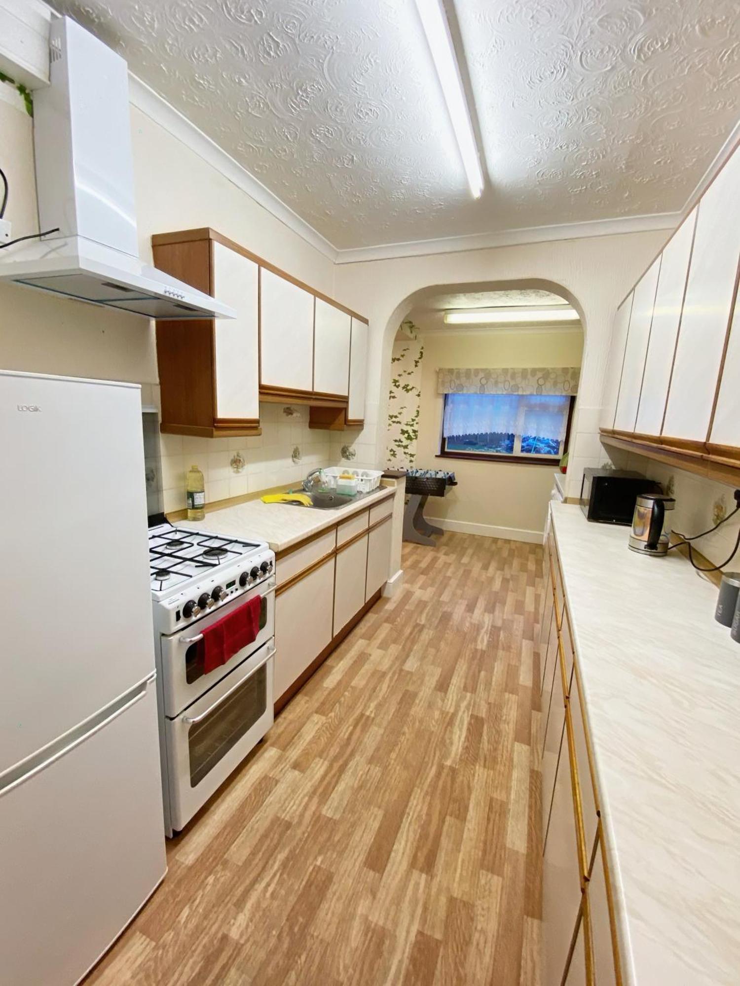Barking House Sleeps 12 - Parking - Train Tube - Airport * London