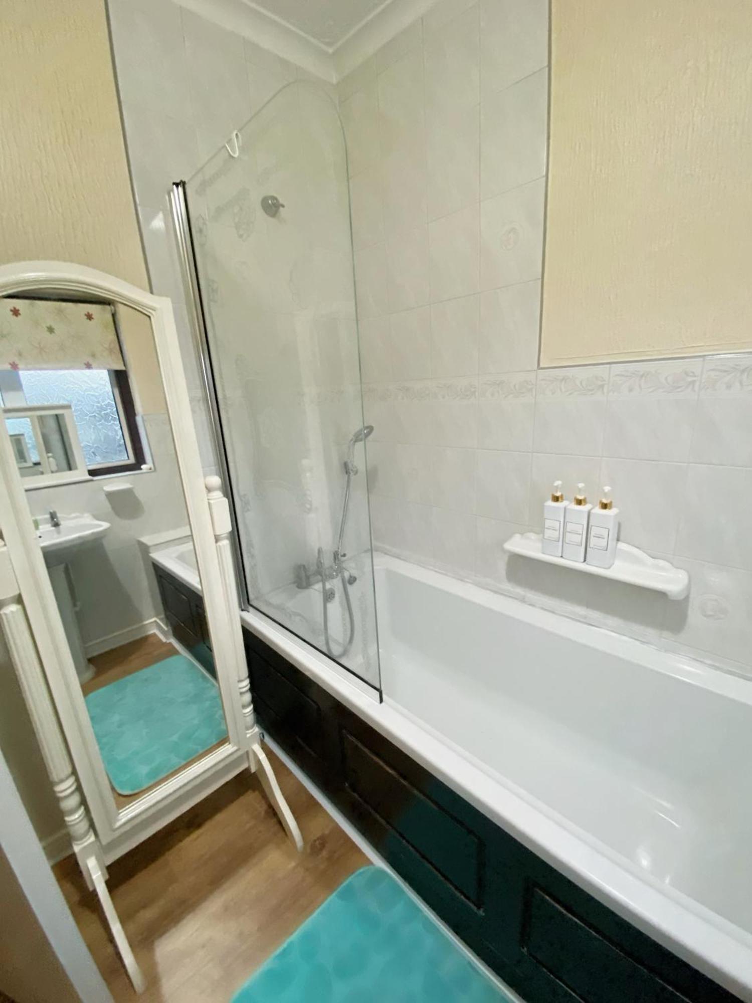Barking House Sleeps 12 - Parking - Train Tube - Airport London