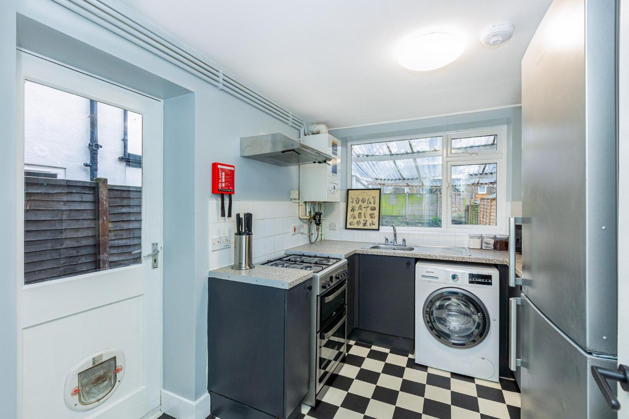 Renovated 3br Wgarden In Stratford, 1min To Train Holiday home *