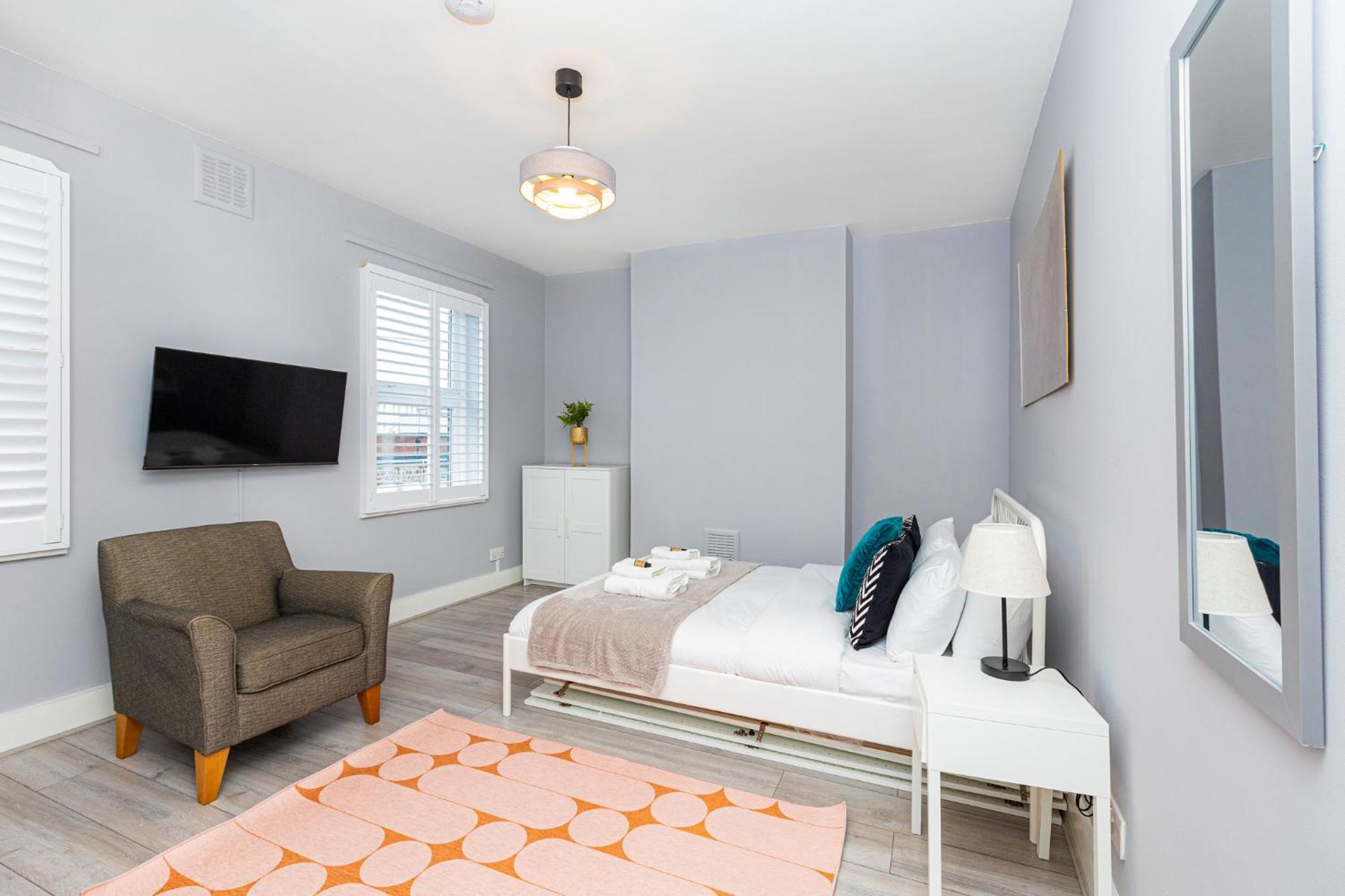 Renovated 3br Wgarden In Stratford, 1min To Train Holiday home