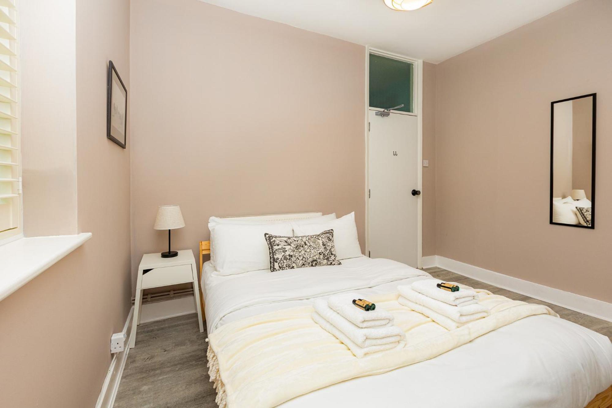 Renovated 3br Wgarden In Stratford, 1min To Train Holiday home *