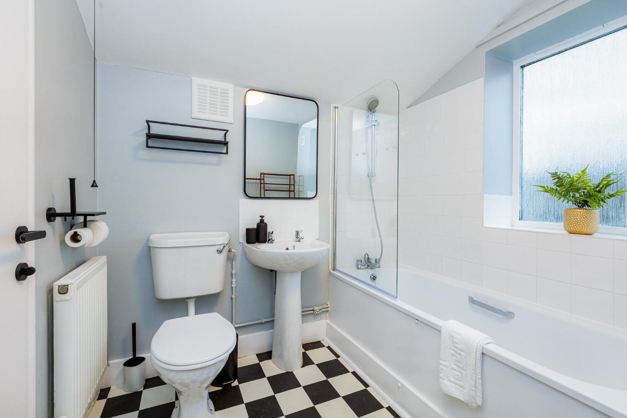 Renovated 3br Wgarden In Stratford, 1min To Train Holiday home London