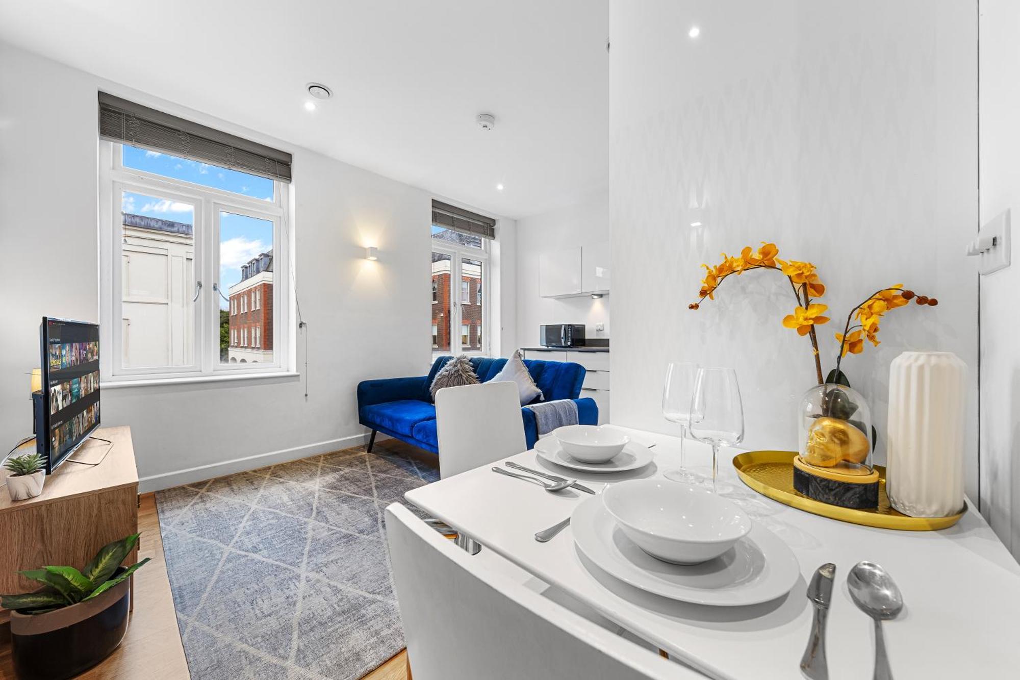 Apartment Modern One Bedroom Flat - Near Heathrow, Windsor Castle, Thorpe Park - Staines Tw18 *