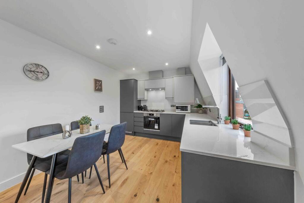 Serviced Apt In Central Lr3 London