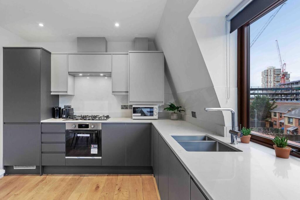 Apartment Serviced Apt In Central Lr3 London