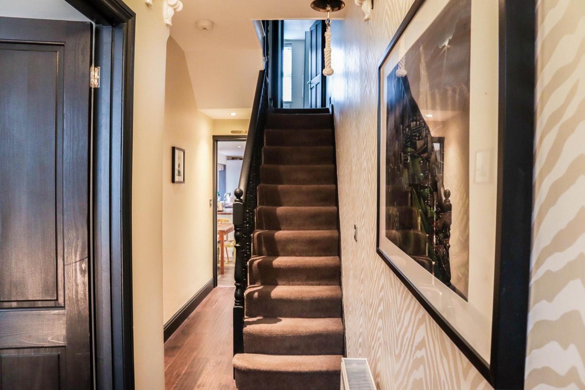 Chic 3-bedroom Family Retreat In Stratford, Fast Internet And Near Shops Feriehus *
