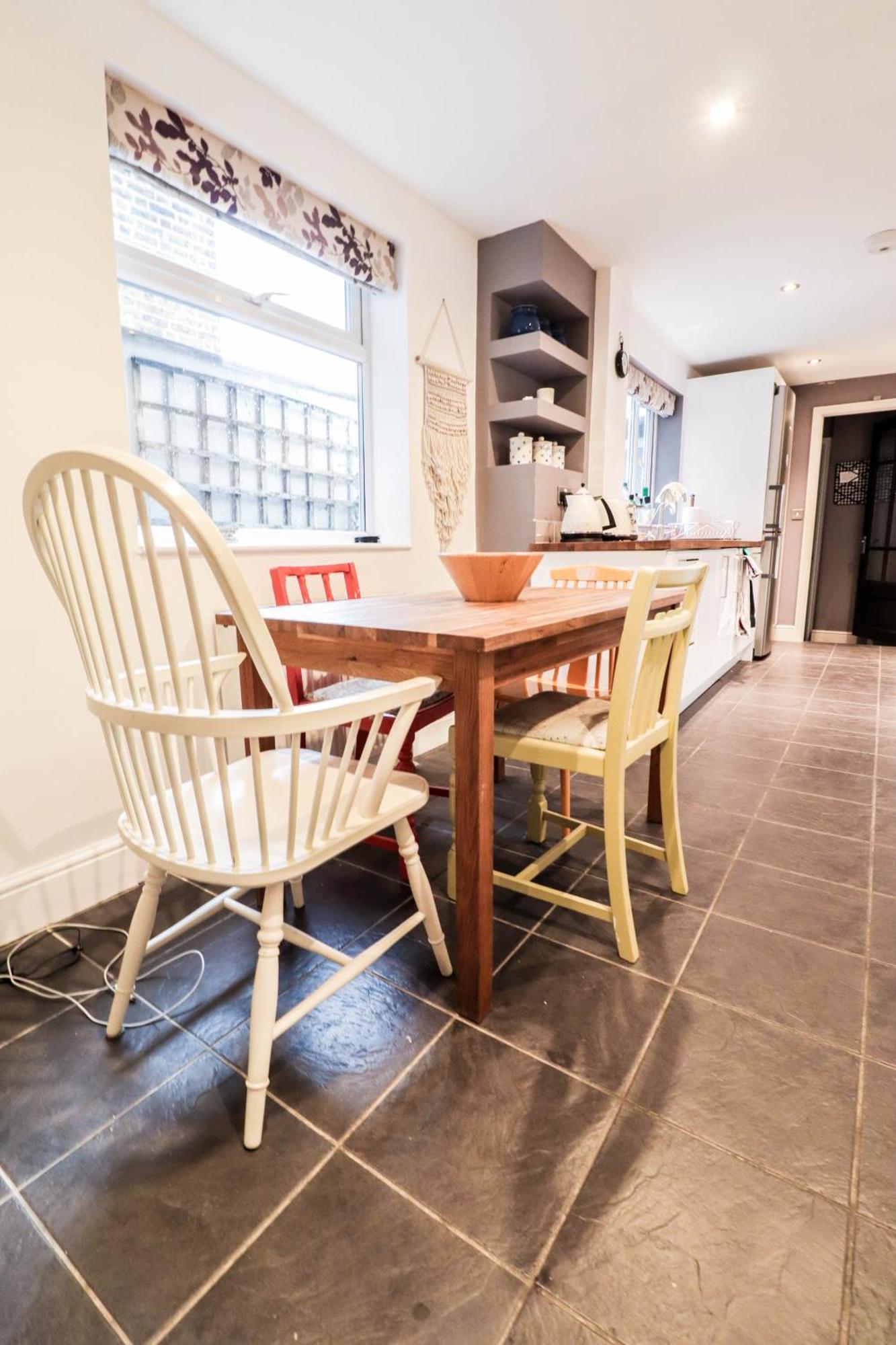 Chic 3-bedroom Family Retreat In Stratford, Fast Internet And Near Shops Feriehus