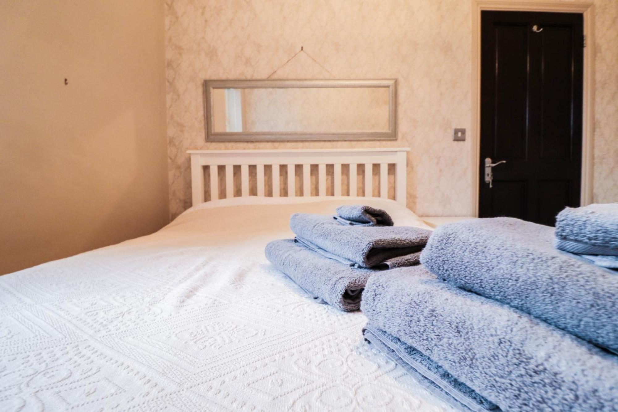 Feriehus Chic 3-bedroom Family Retreat In Stratford, Fast Internet And Near Shops *