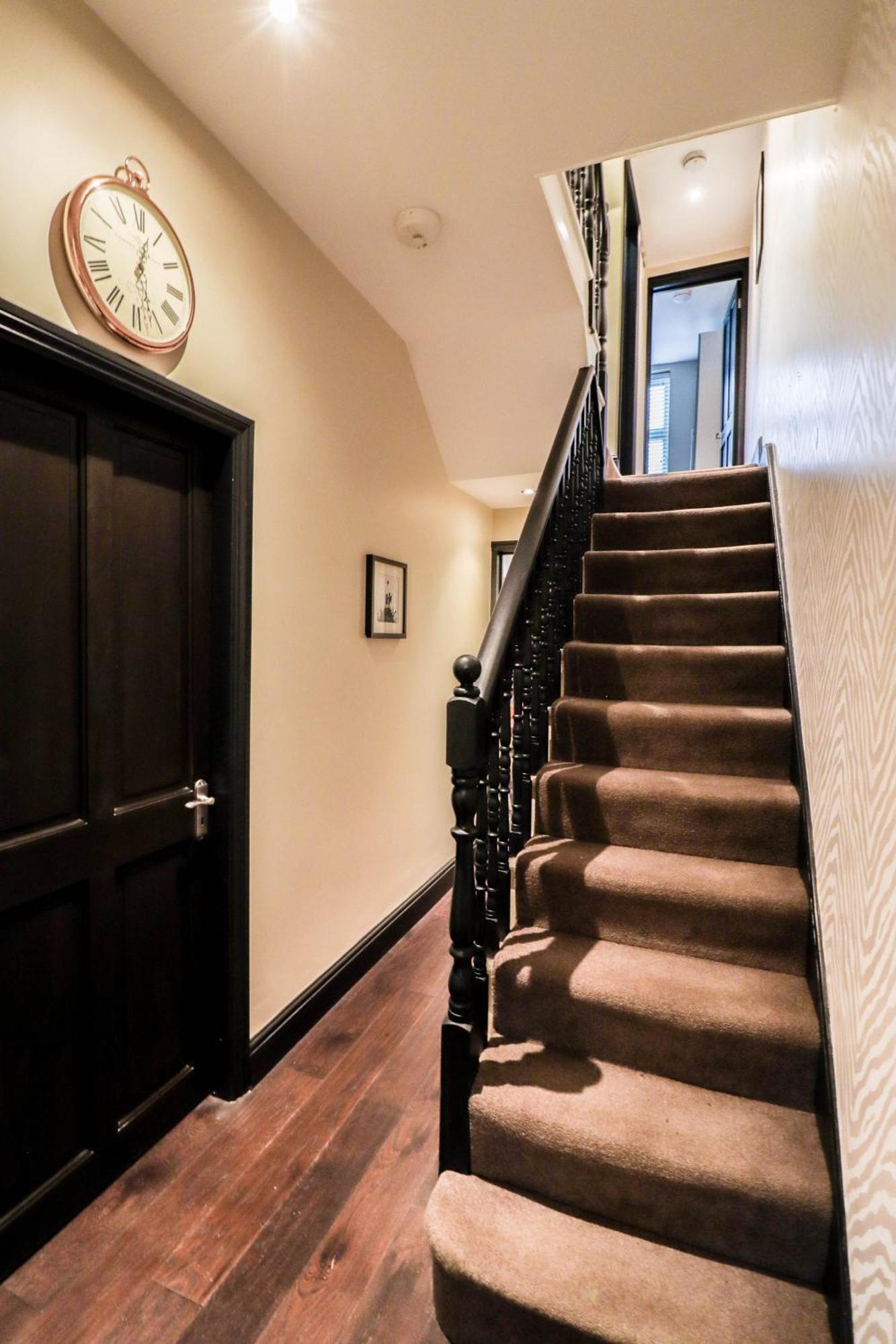 Chic 3-bedroom Family Retreat In Stratford, Fast Internet And Near Shops Feriehus