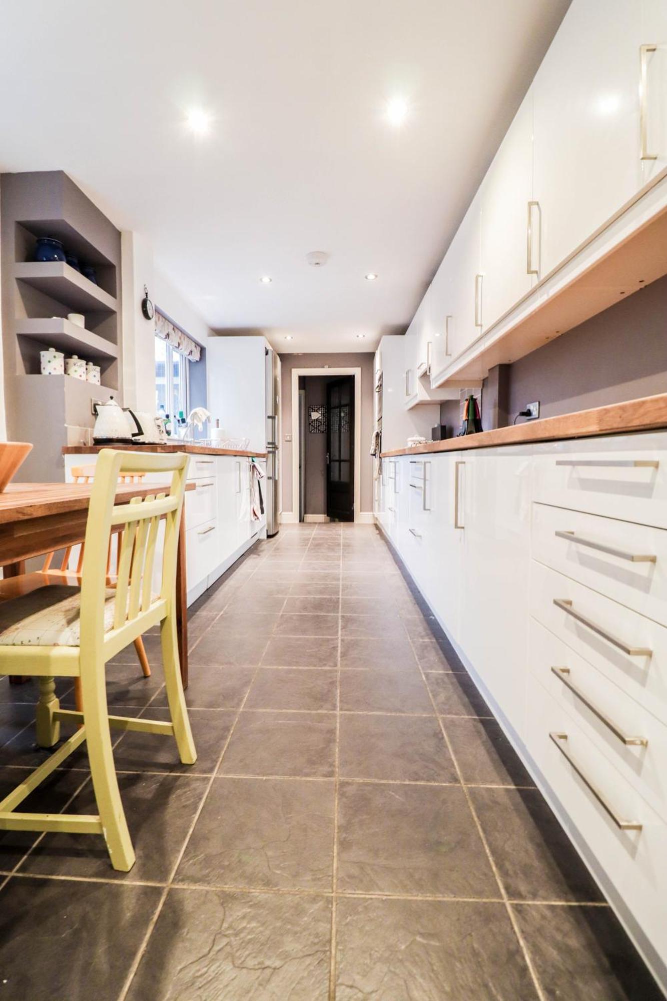 Feriehus Chic 3-bedroom Family Retreat In Stratford, Fast Internet And Near Shops London