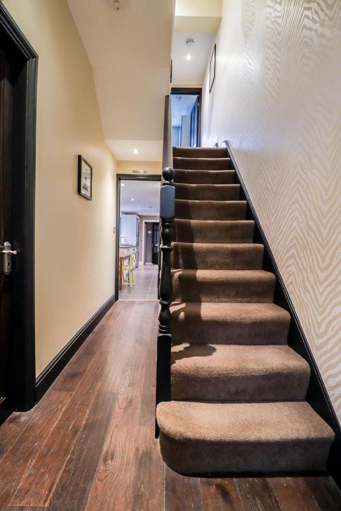 Feriehus Chic 3-bedroom Family Retreat In Stratford, Fast Internet And Near Shops *