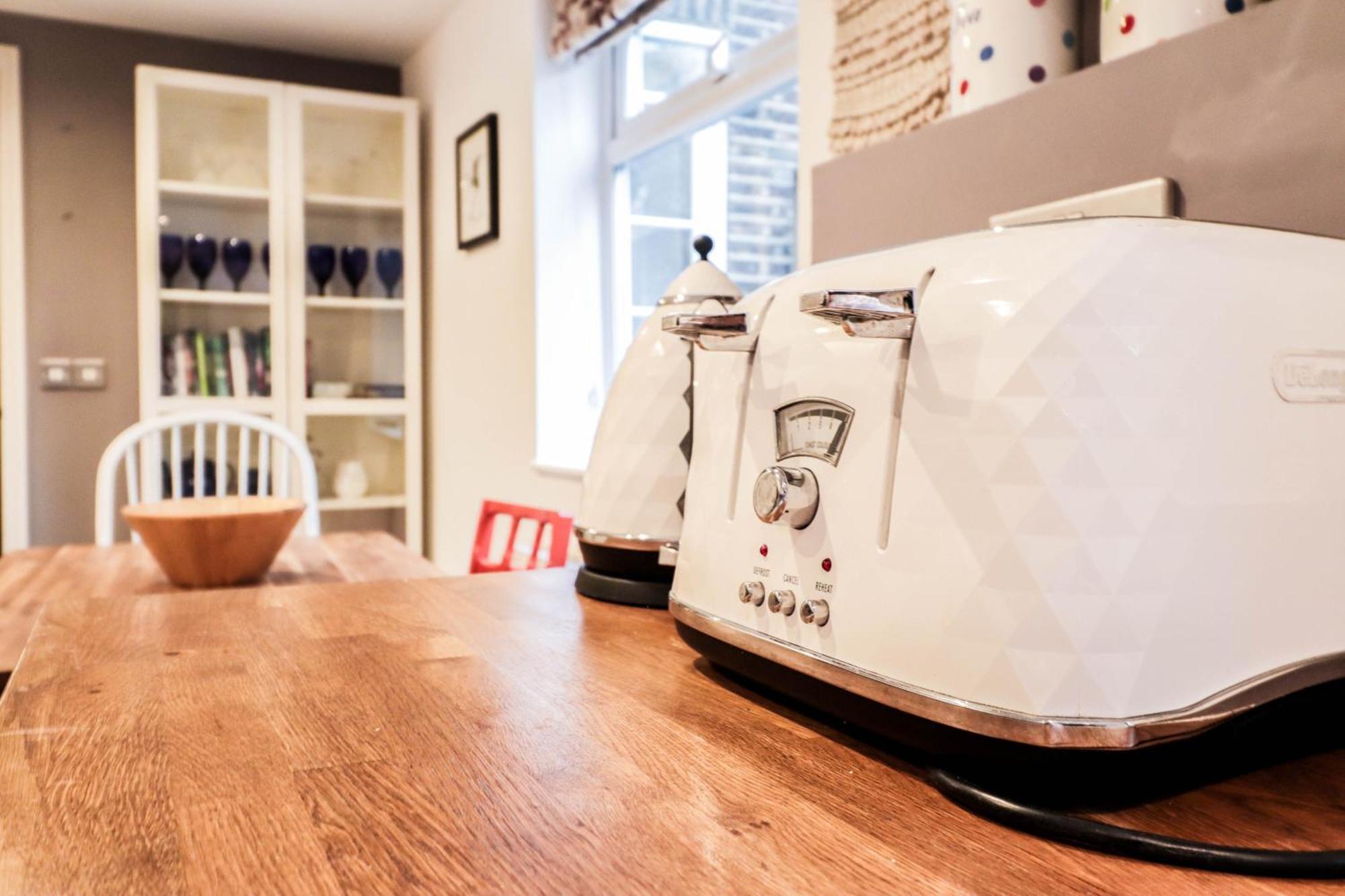 Feriehus Chic 3-bedroom Family Retreat In Stratford, Fast Internet And Near Shops London