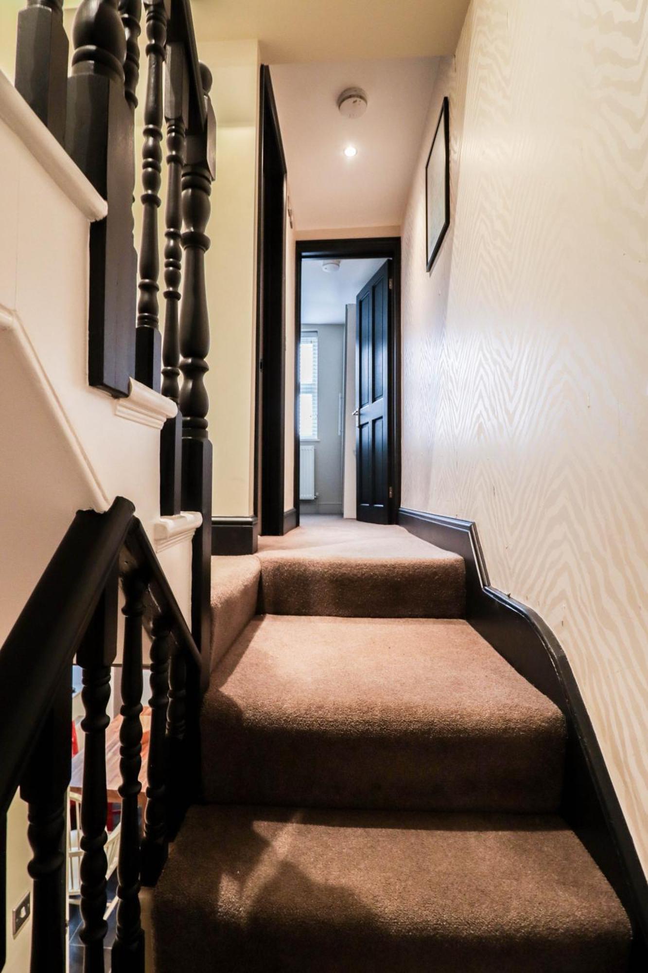 Feriehus Chic 3-bedroom Family Retreat In Stratford, Fast Internet And Near Shops
