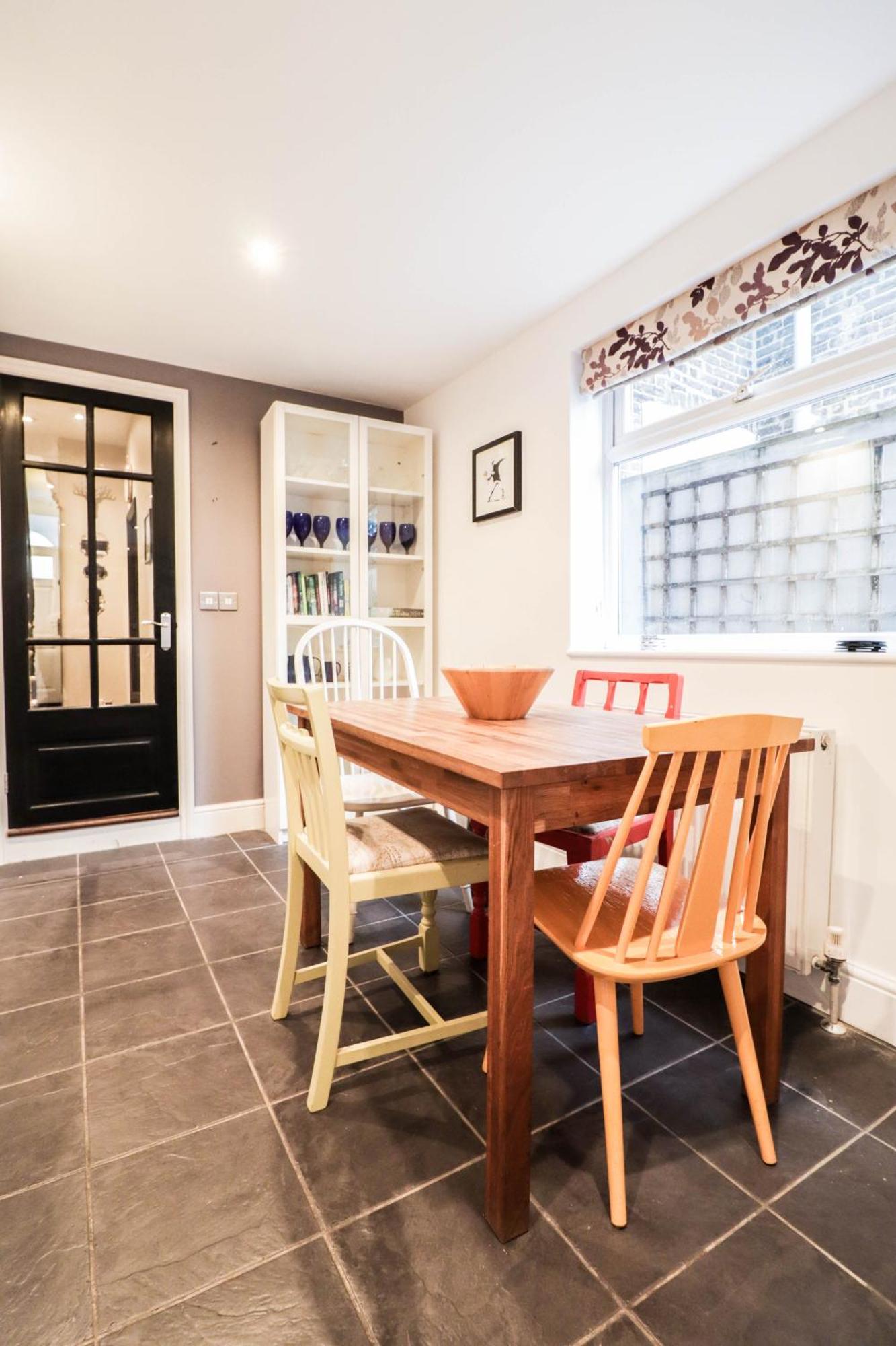 Chic 3-bedroom Family Retreat In Stratford, Fast Internet And Near Shops Feriehus London