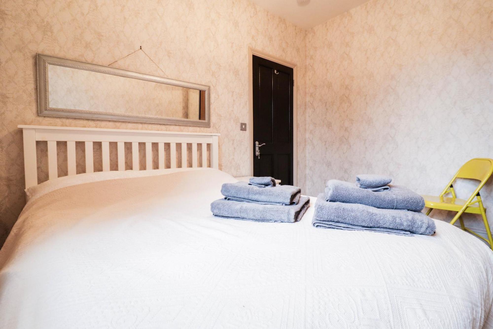 Chic 3-bedroom Family Retreat In Stratford, Fast Internet And Near Shops Feriehus