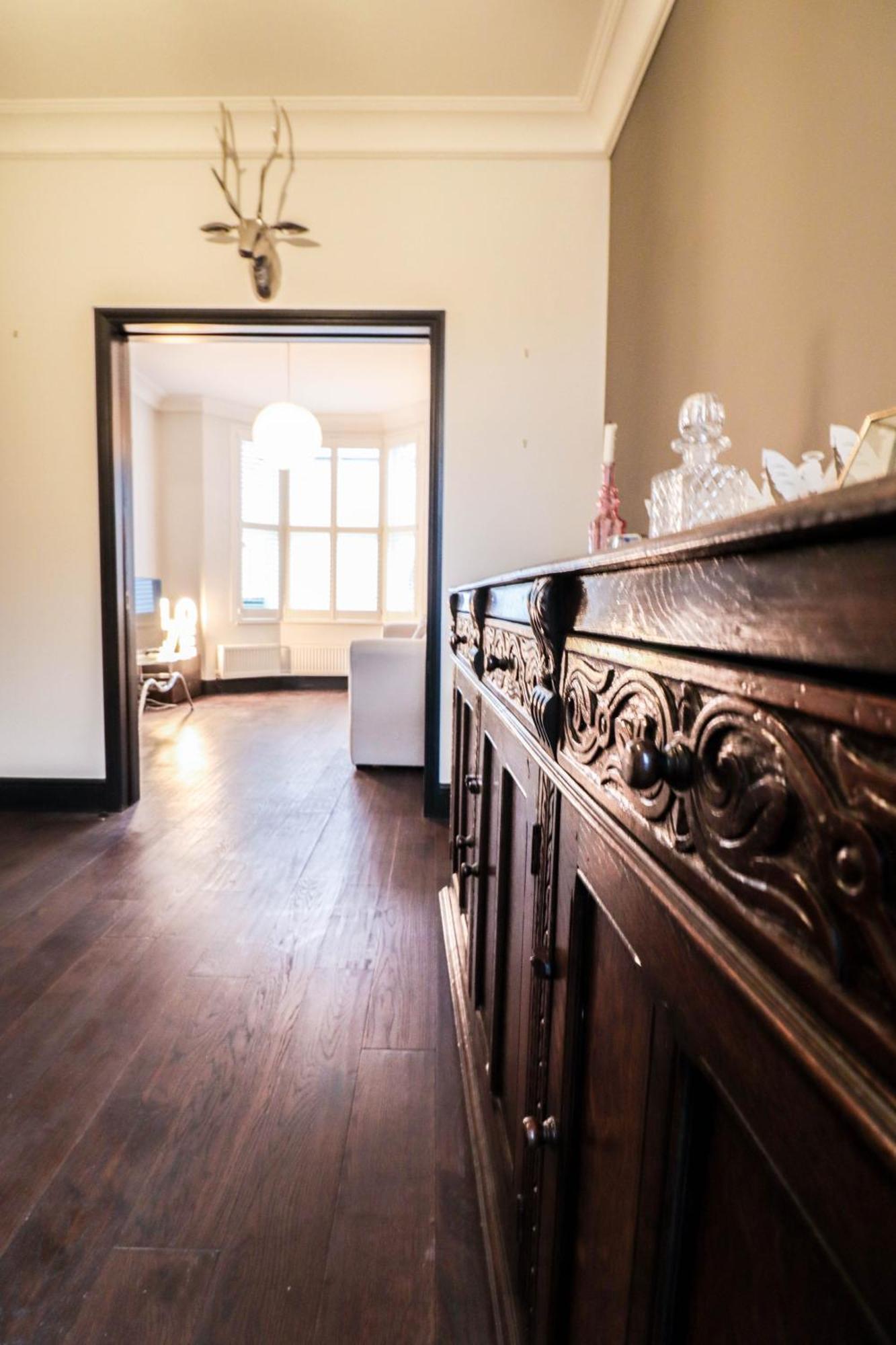 Chic 3-bedroom Family Retreat In Stratford, Fast Internet And Near Shops Feriehus *