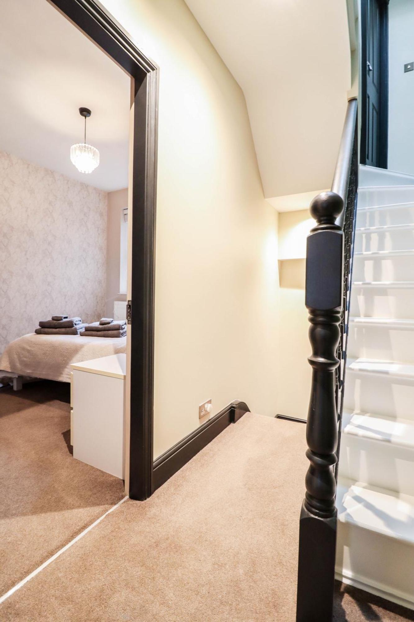 Feriehus Chic 3-bedroom Family Retreat In Stratford, Fast Internet And Near Shops