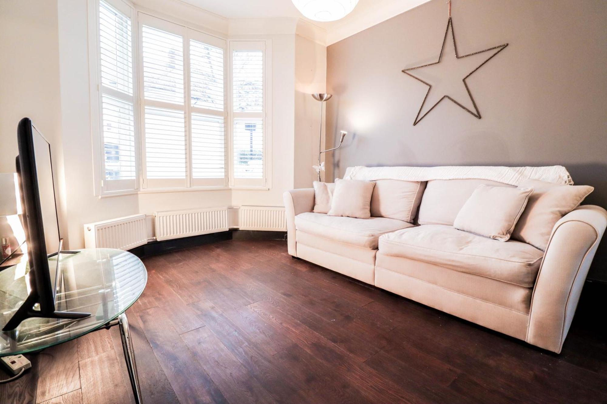 Chic 3-bedroom Family Retreat In Stratford, Fast Internet And Near Shops Feriehus
